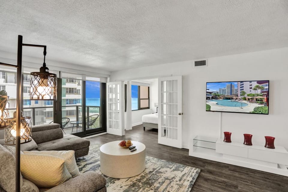Adorable 2 Bedroom Condo Beach Service 1110 Apartment in Miami Beach