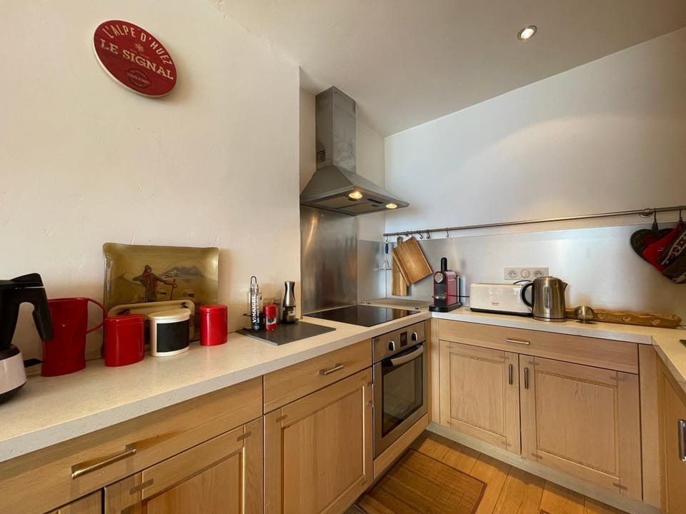 Coffee/tea facilities, Kitchen or kitchenette, dishwasher, stove, toaster