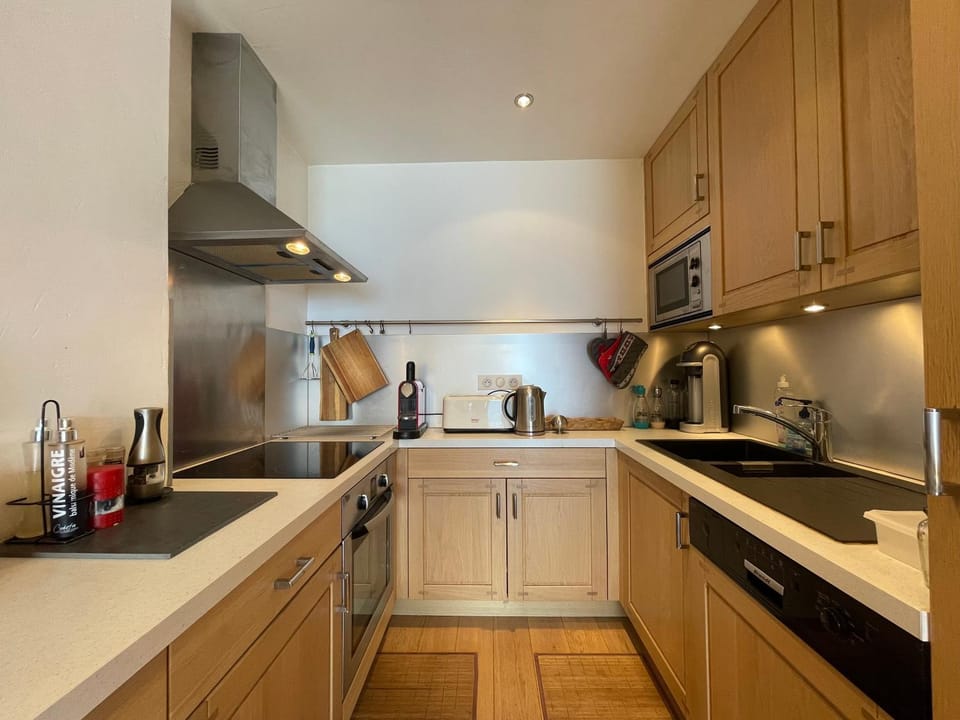 Coffee/tea facilities, Kitchen or kitchenette, dishwasher, stove