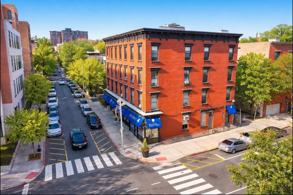 Property building, Facade/entrance, Neighbourhood, Street view, Quiet street view, Parking