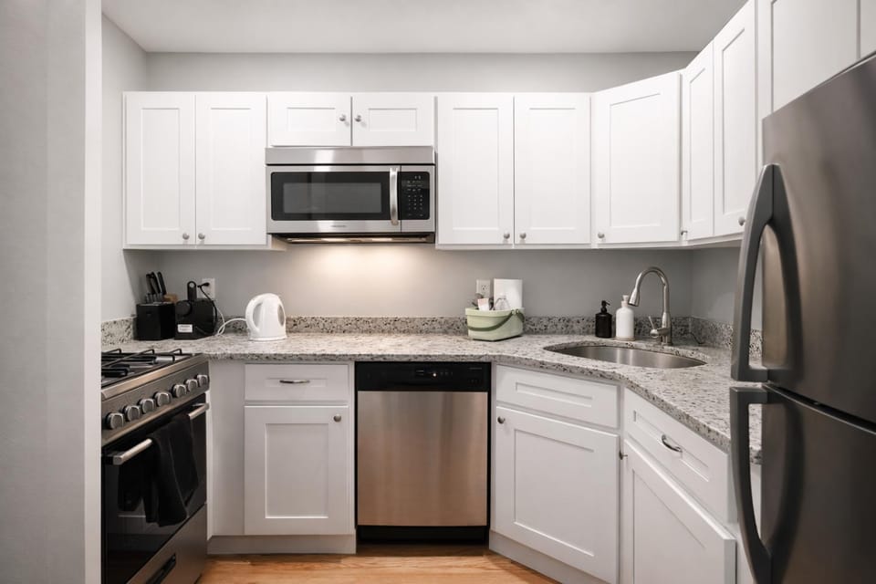 Coffee/tea facilities, Kitchen or kitchenette, dishwasher, microwave, stove