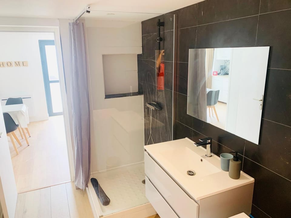 Shower, Bathroom, towels