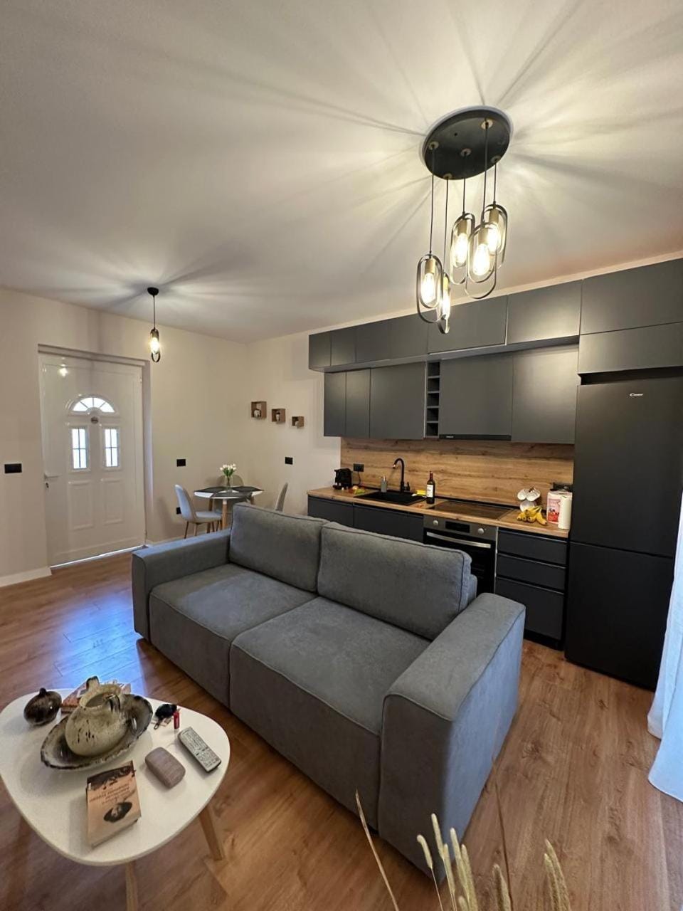 Kitchen or kitchenette, Living room, Seating area, Dining area