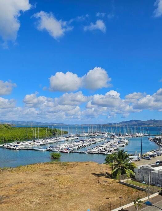 Le Studio Rosa Bay et sa magnifique vue mer à l'Étang Z'Abricot Apartment in Fort-de-France
