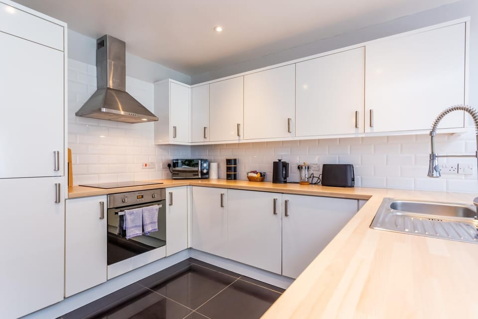 Coffee/tea facilities, Kitchen or kitchenette, oven, stove, toaster