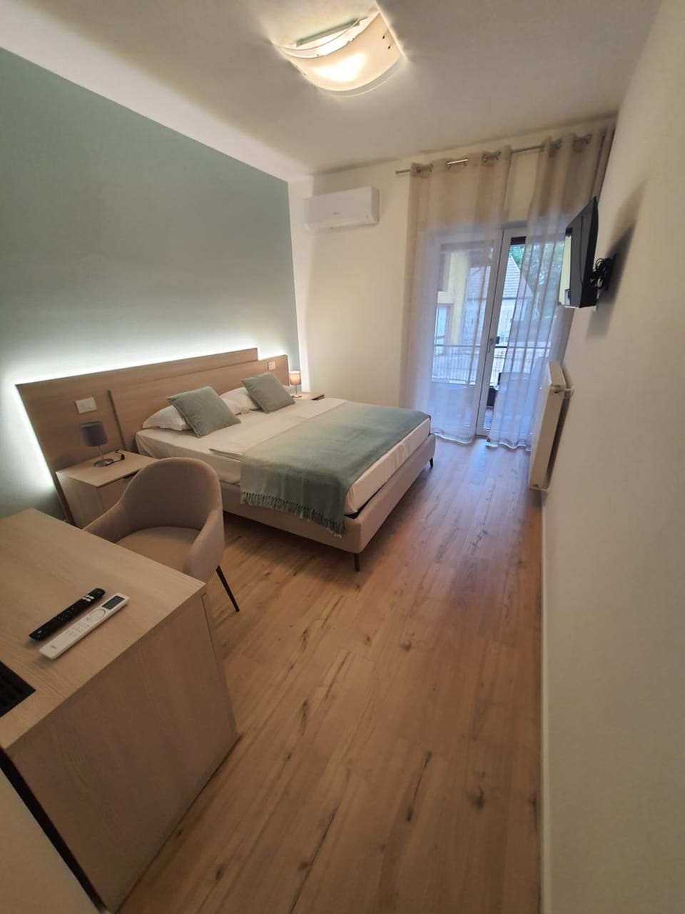 Bed, TV and multimedia, Photo of the whole room