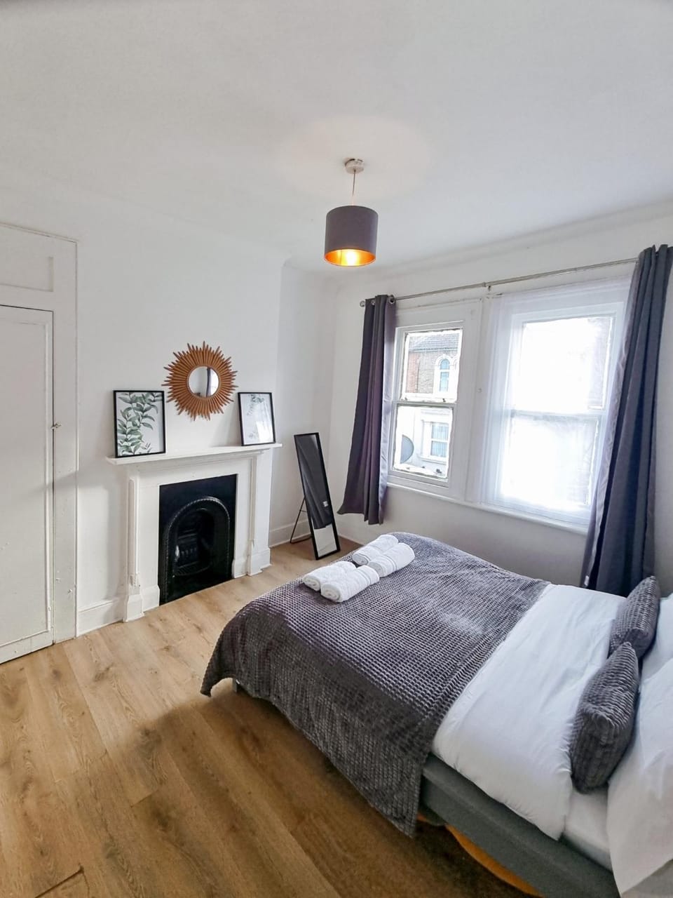 Evo Yellow Gravesend 2 bed Apartment - 2 mins STN Town Centre Apartment in Gravesend