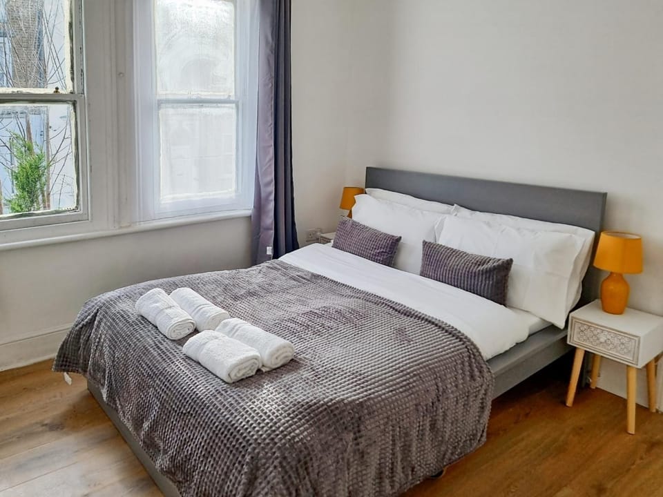 Evo Yellow Gravesend 2 bed Apartment - 2 mins STN Town Centre Apartment in Gravesend