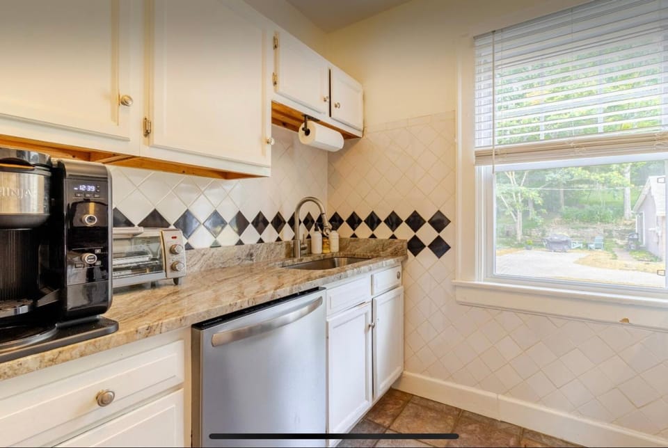 Historic Home, Modern Amenities- 15 Minutes to Downtown Chattanooga- Perfect for Families Apartment in Chattanooga