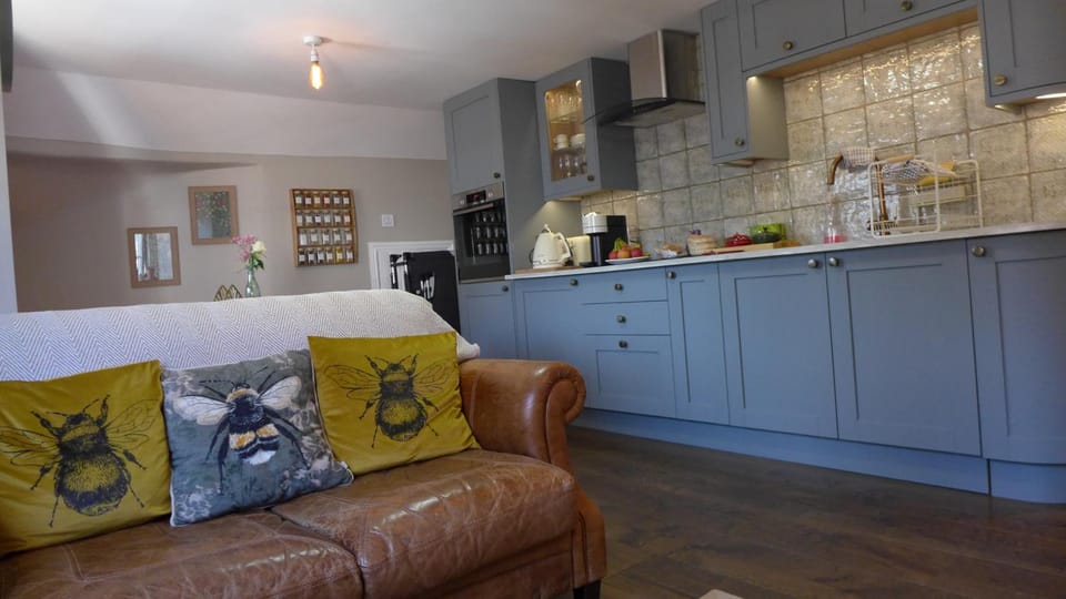 Royal Oak Retreat - Sleeps 6 Pub & Pet Friendly Apartment in Lewes District