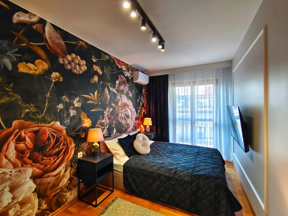 Bed, TV and multimedia, Bedroom