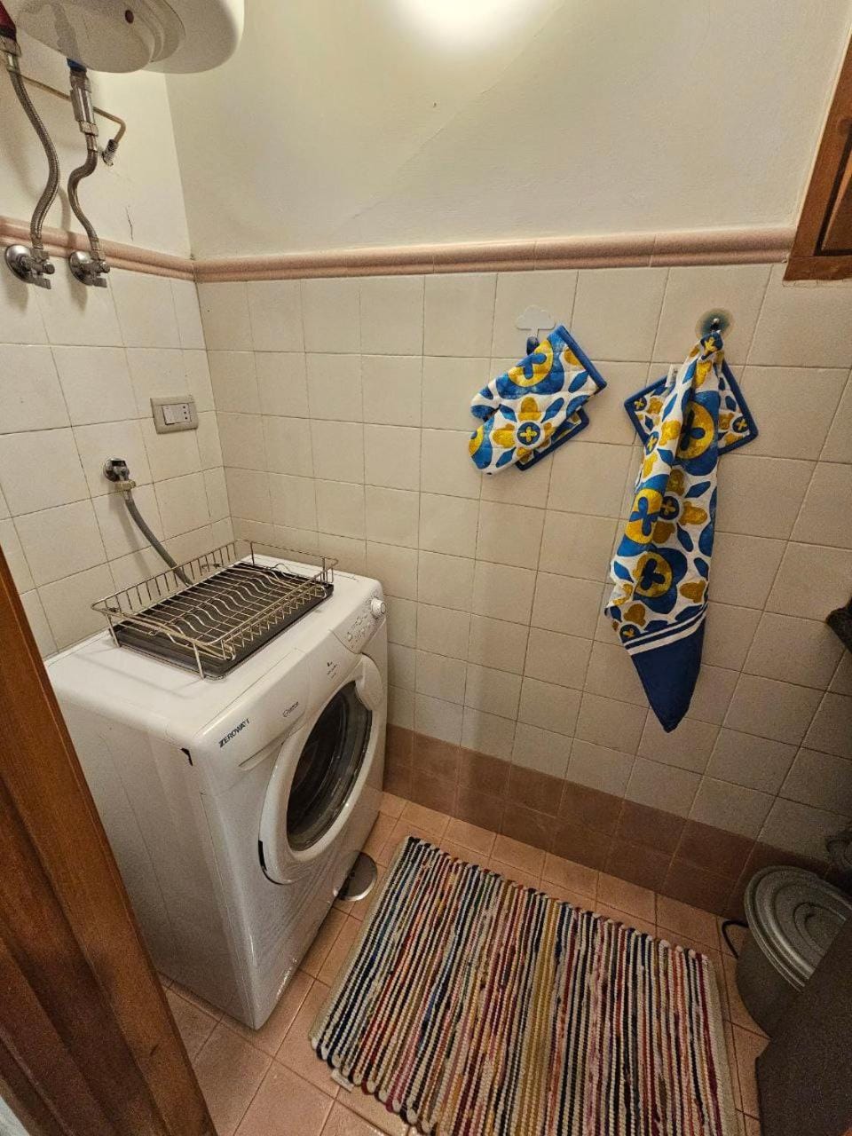 Kitchen or kitchenette, washing machine