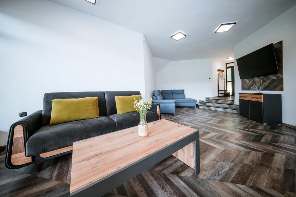 Communal lounge/ TV room, TV and multimedia, Living room, Seating area