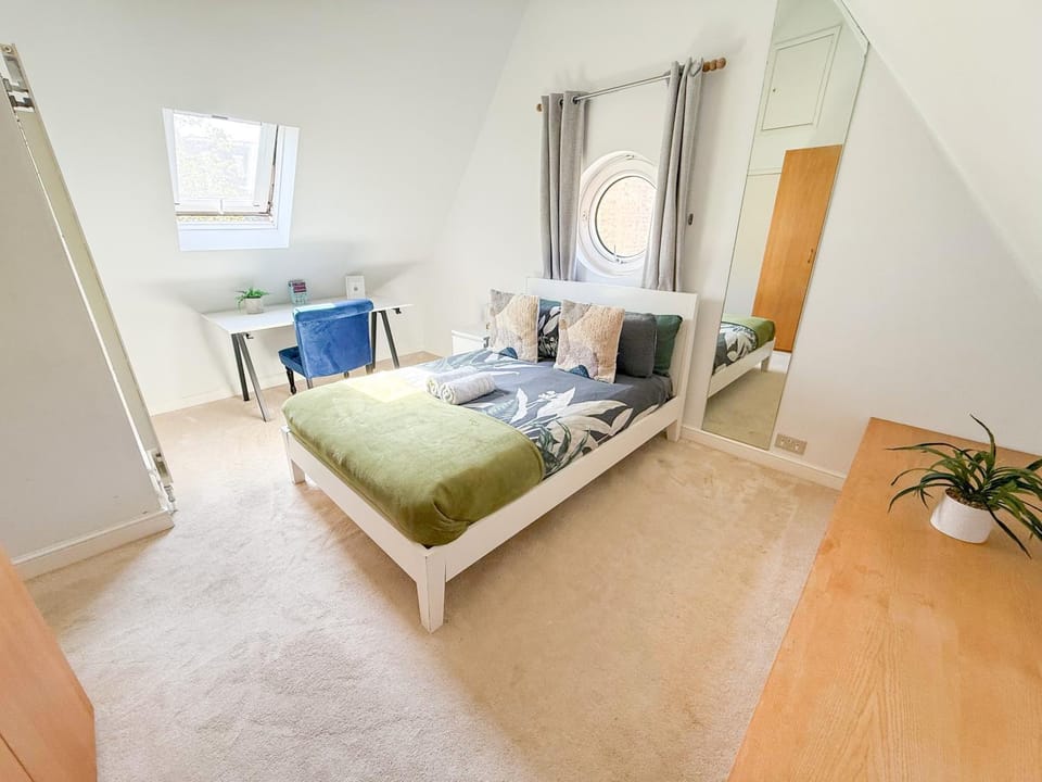 Bed, Photo of the whole room, Seating area, Bedroom