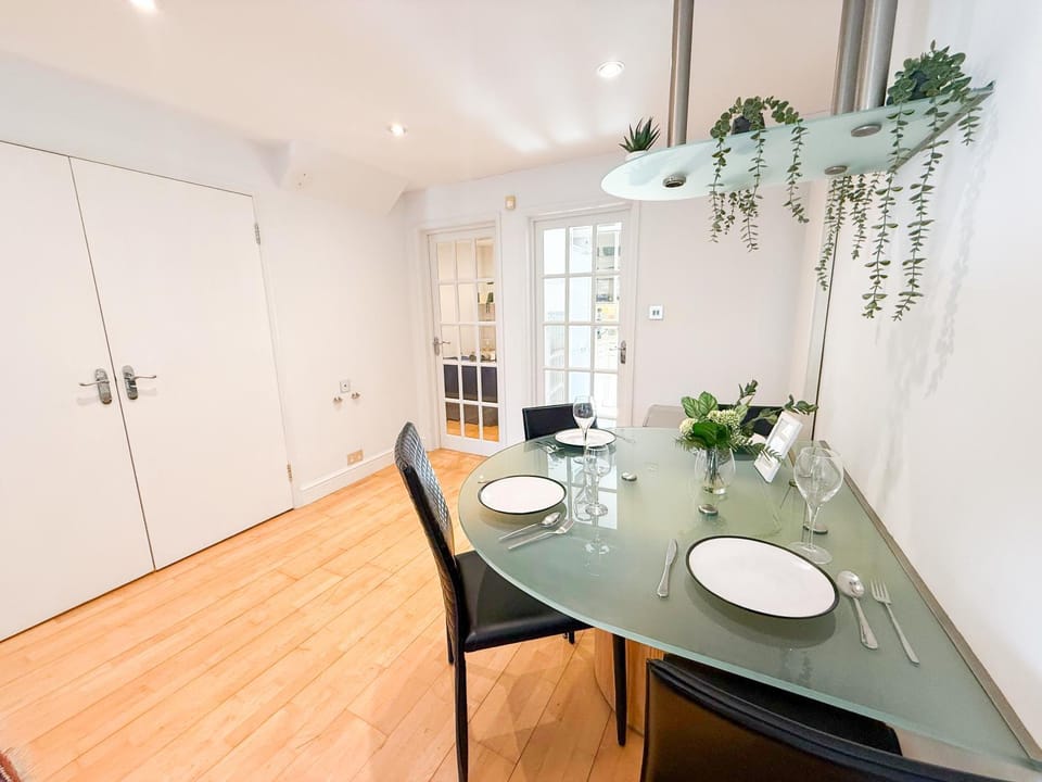 Seating area, Dining area