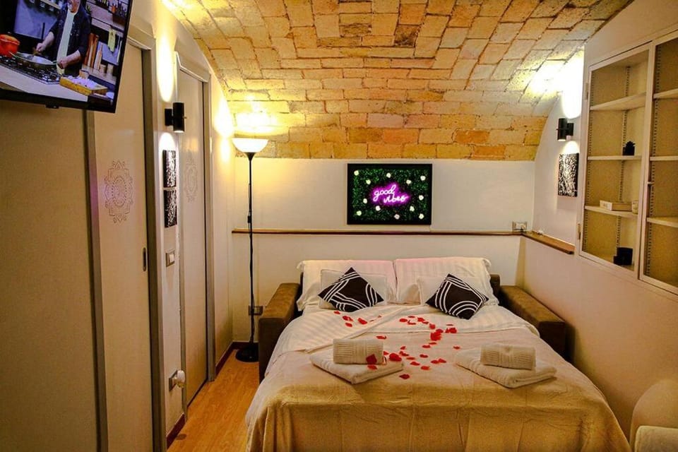 Bed, TV and multimedia, Living room, Photo of the whole room