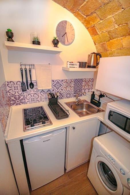 Kitchen or kitchenette, microwave, minibar, stove, toaster, washing machine