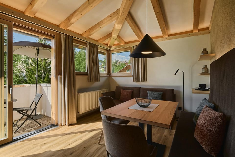 Day, Natural landscape, Balcony/Terrace, Living room, Seating area, Dining area, heating