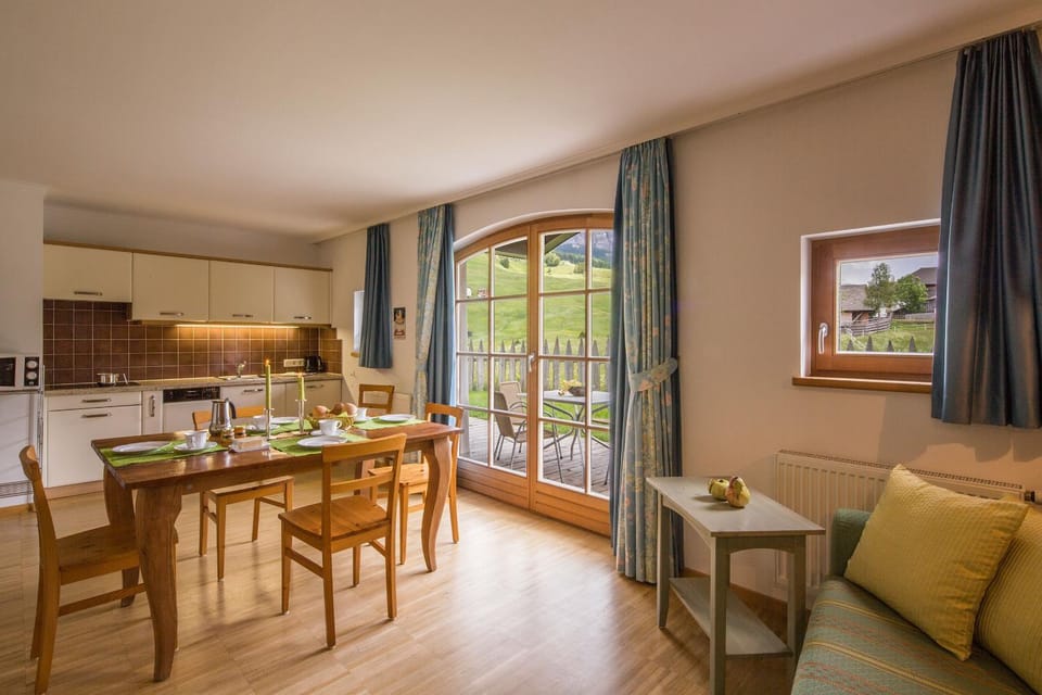 Kitchen or kitchenette, Living room, Seating area, Dining area