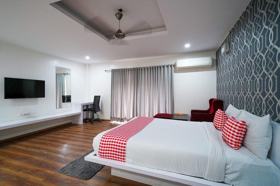 Bed, TV and multimedia, Seating area, Bedroom, air conditioner