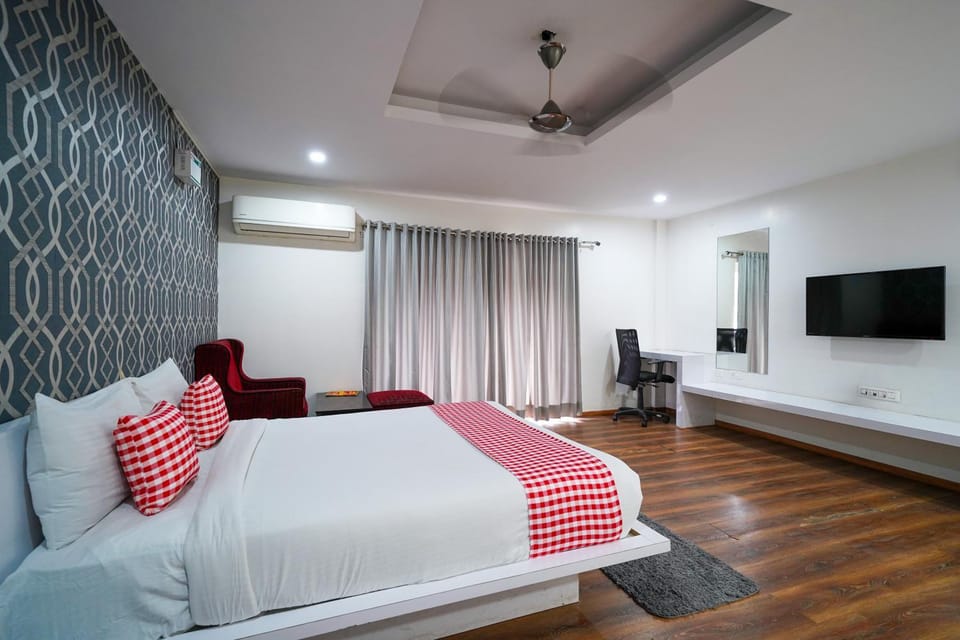 Bed, TV and multimedia, Seating area, Bedroom, air conditioner