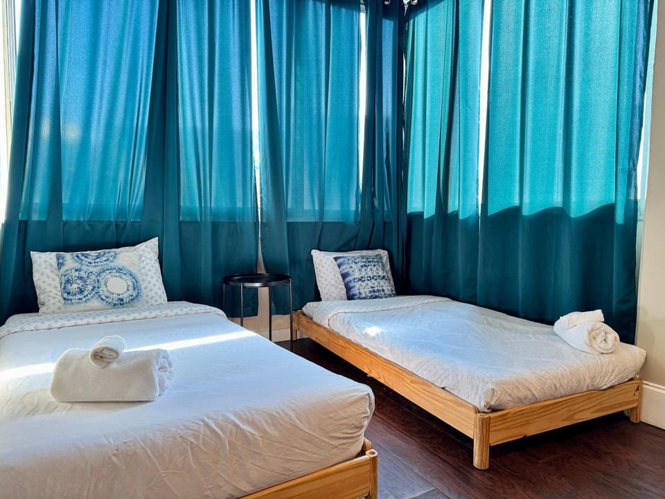 Bed, Bedroom, towels
