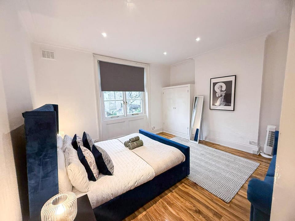 Bed, View (from property/room), Photo of the whole room, Decorative detail, Seating area, Bedroom, flat iron, hair dryier, heating, towels, wardrobe