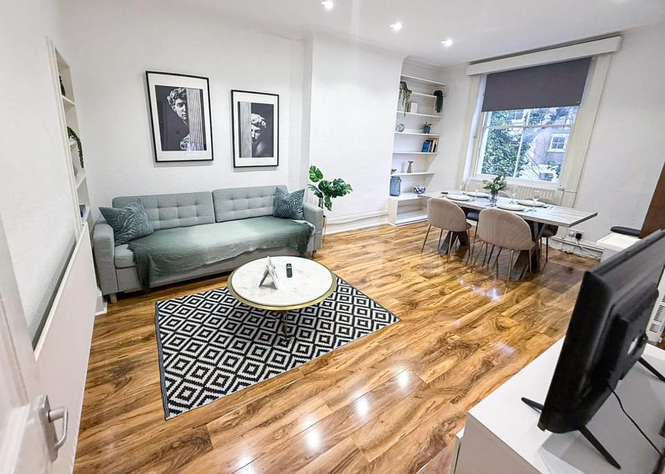 Property building, TV and multimedia, View (from property/room), Living room, Decorative detail, Seating area, Dining area, heating, internet