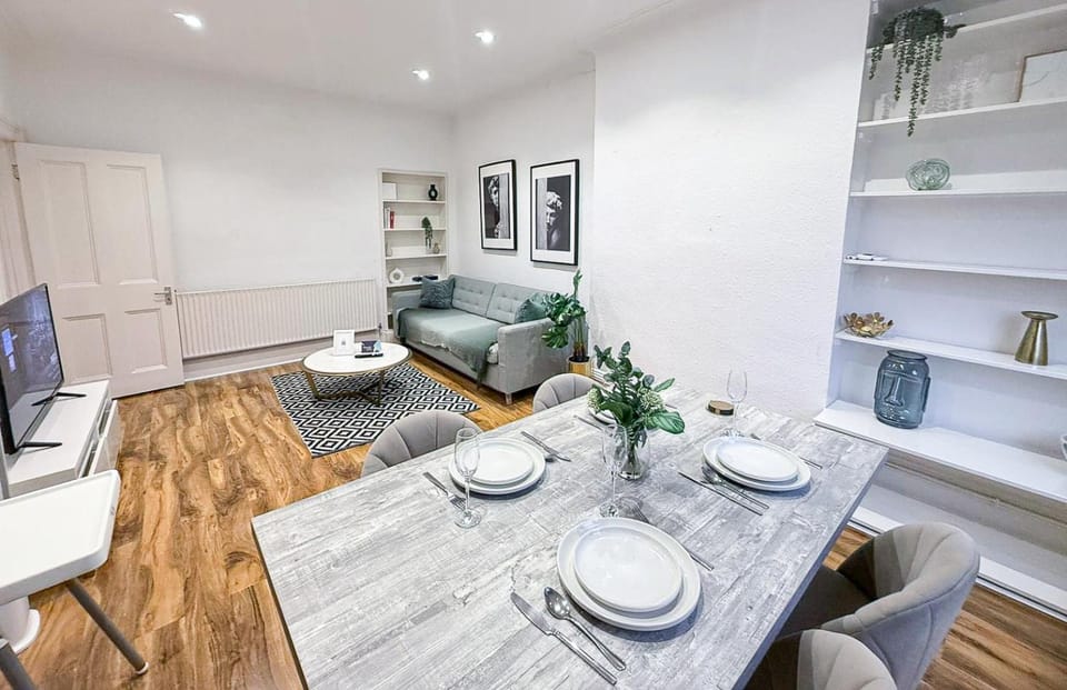 TV and multimedia, Living room, Decorative detail, Seating area, Dining area, flat iron, heating, storage