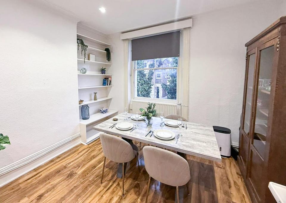 View (from property/room), Living room, Decorative detail, Seating area, Dining area