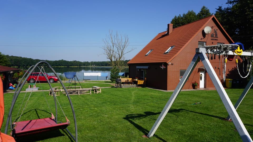 DOM NAD JEZIOREM KUŹNIa Villa in Greater Poland Voivodeship