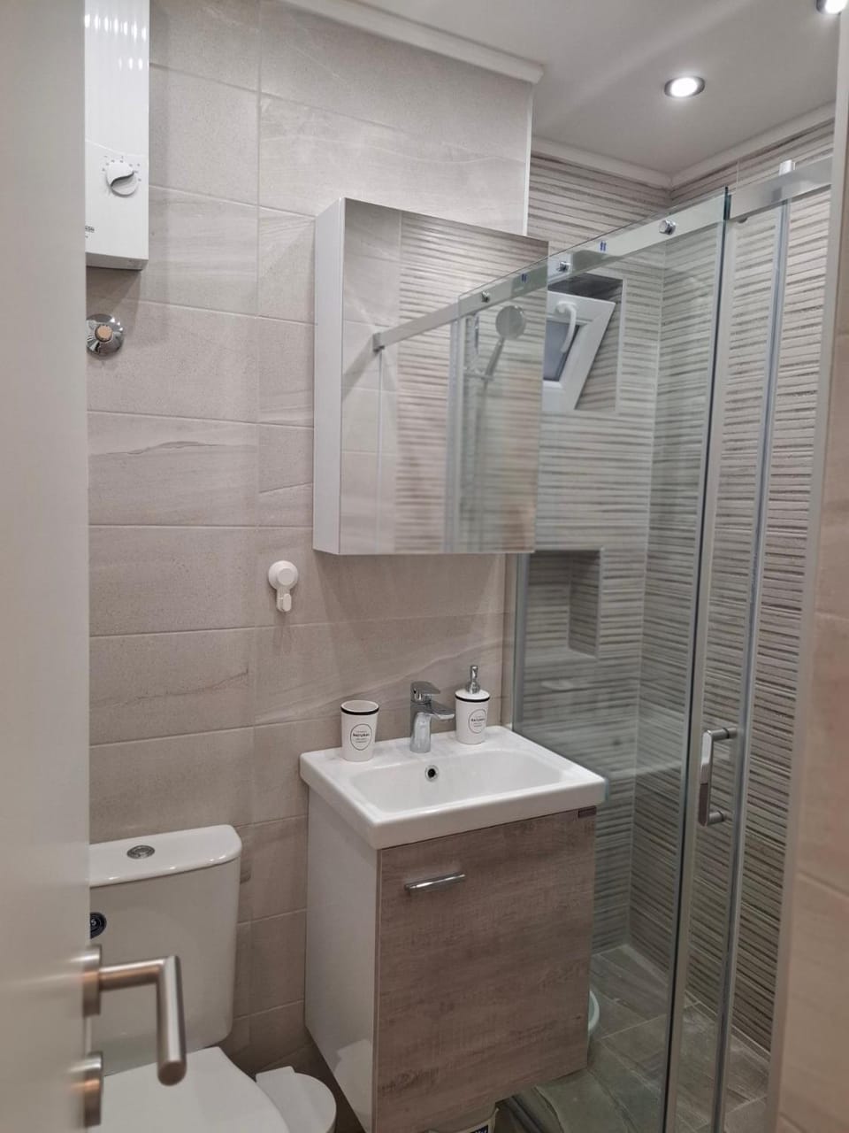 Shower, Toilet, Bathroom, towels