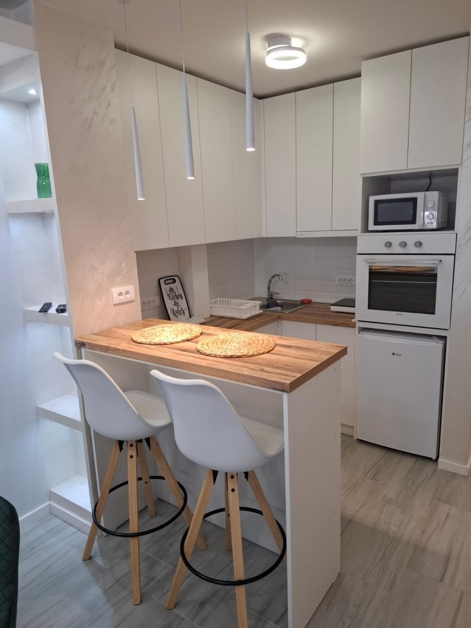 Kitchen or kitchenette, oven, toaster