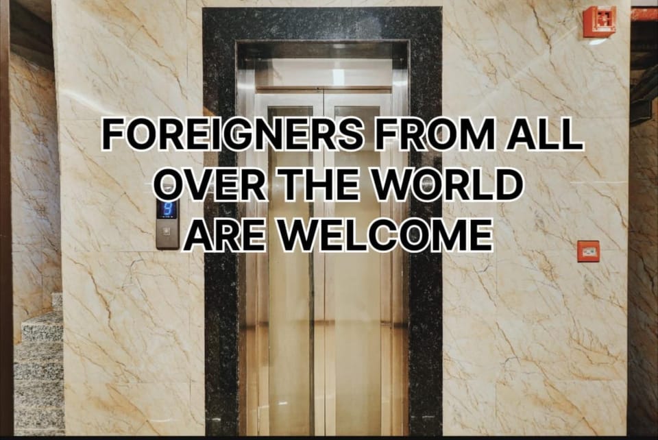 Text overlay, elevator