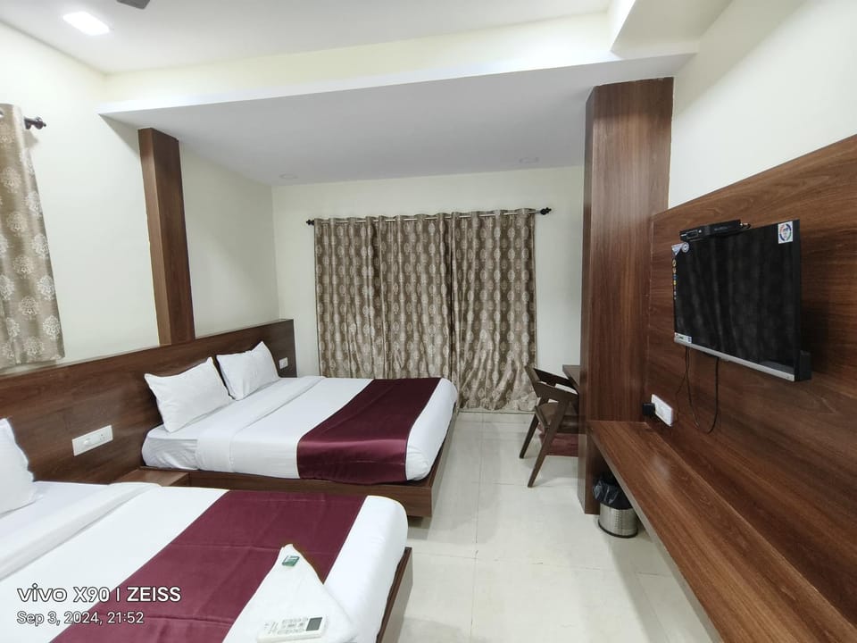 Communal lounge/ TV room, Bed, TV and multimedia, Photo of the whole room, Evening entertainment, Bedroom, wardrobe, air conditioner