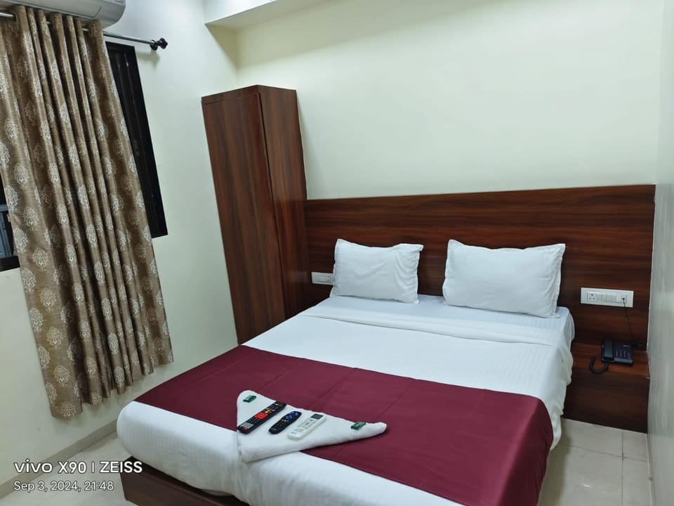 Bed, Photo of the whole room, Bedroom, towels, wardrobe