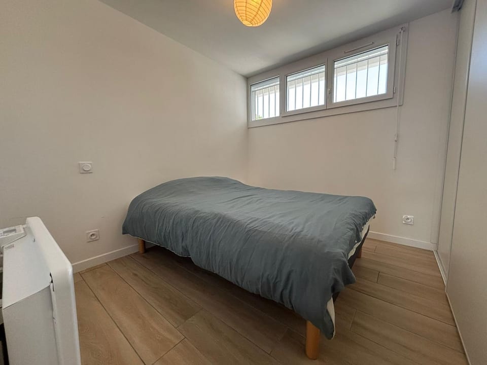 Bedroom, fireplace