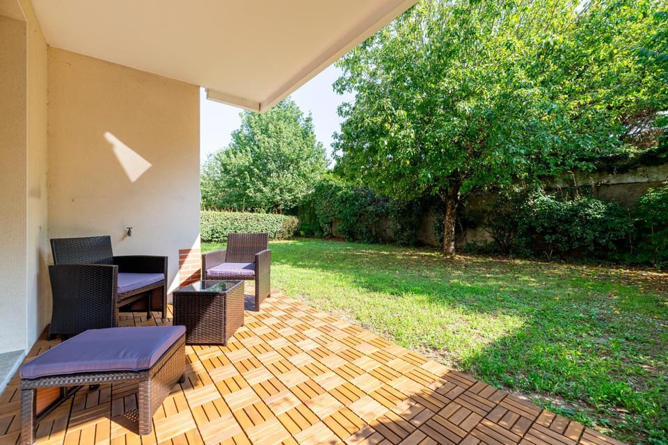 Property building, Patio, Spring, Day, Garden, Garden, Seating area, Dining area, Garden view