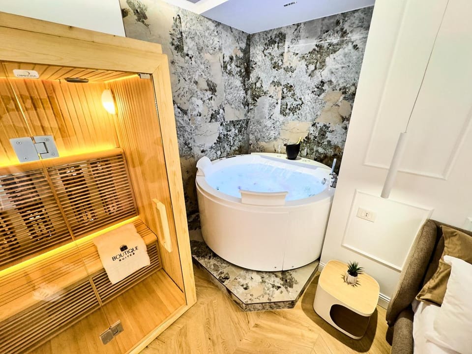 Hot Tub, Sauna