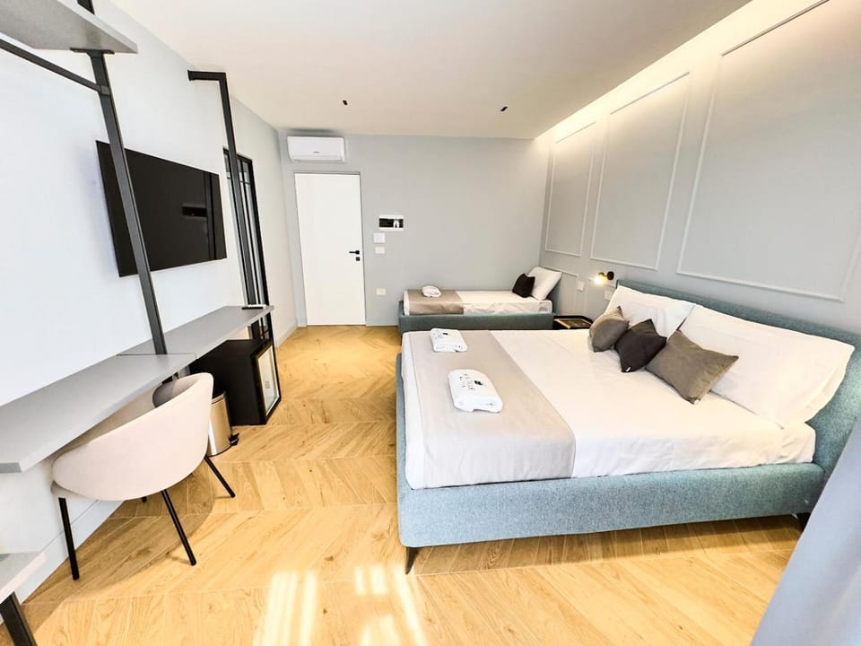Bed, TV and multimedia, Photo of the whole room, Bedroom