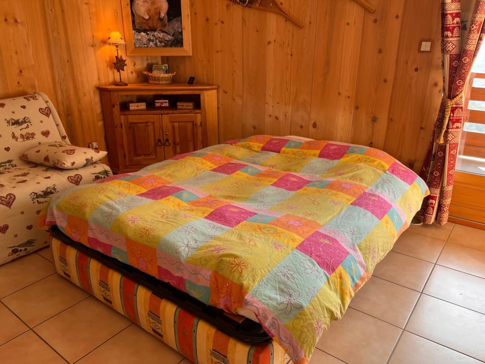 Bed, Seating area