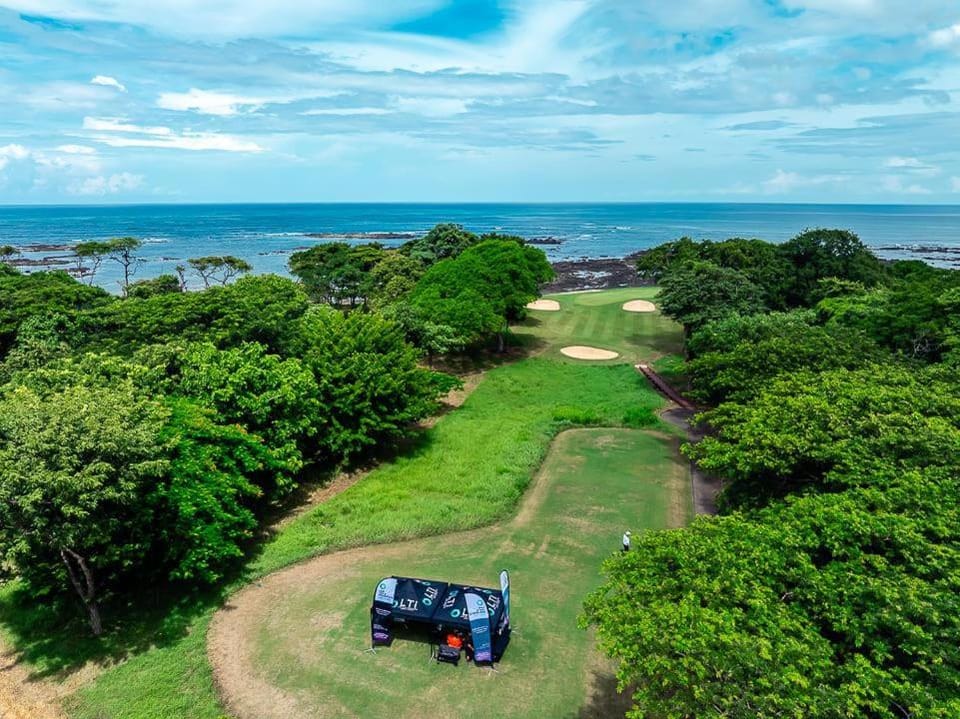 Golf from home! 8BR Lux Villa, Pool, Beach Club! Villa in Guanacaste Province