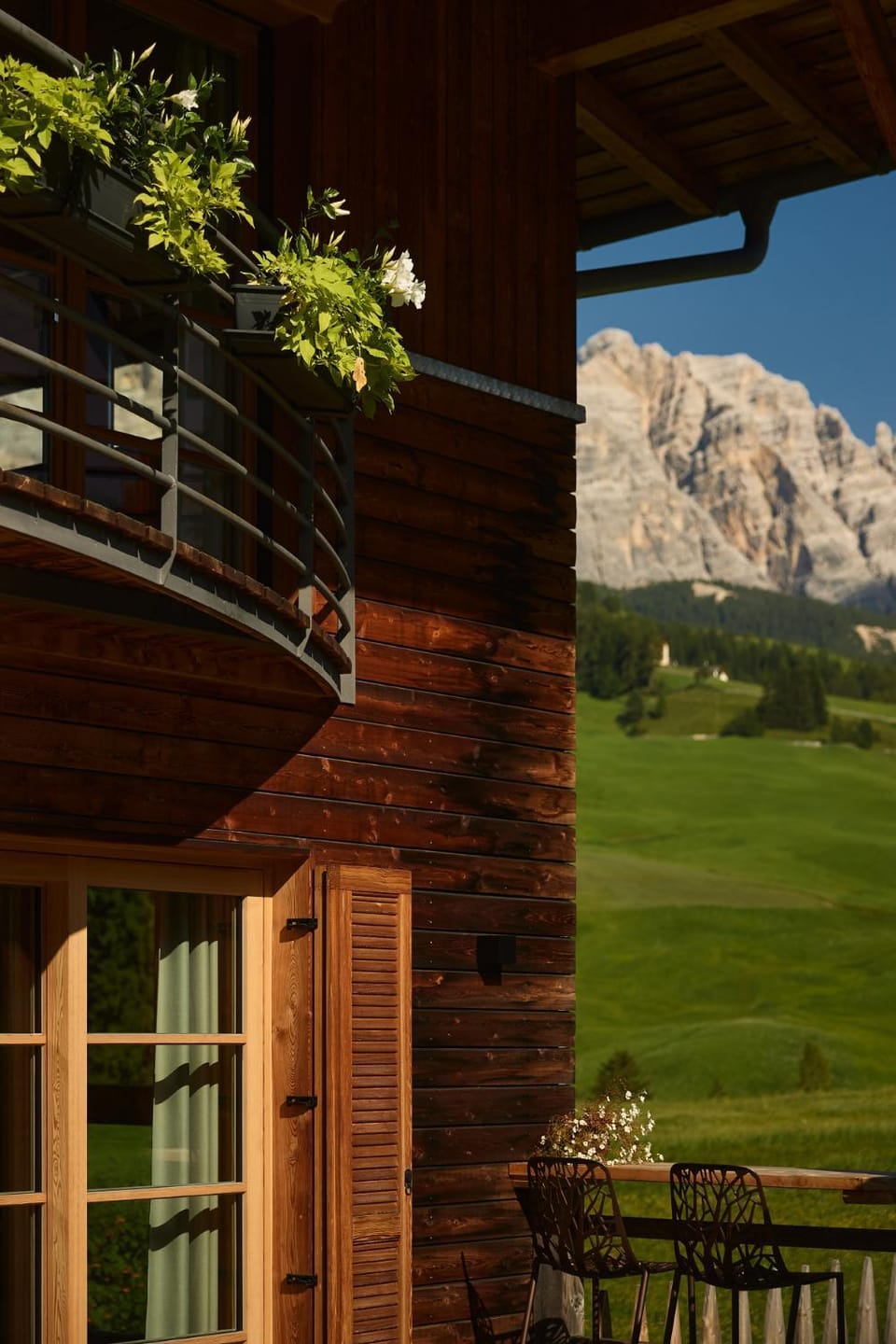 Property building, Day, Natural landscape, Summer, View (from property/room), Balcony/Terrace, Mountain view
