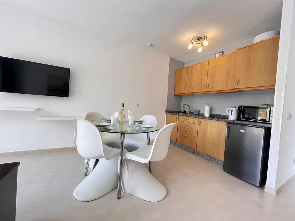 Dining area, kitchen