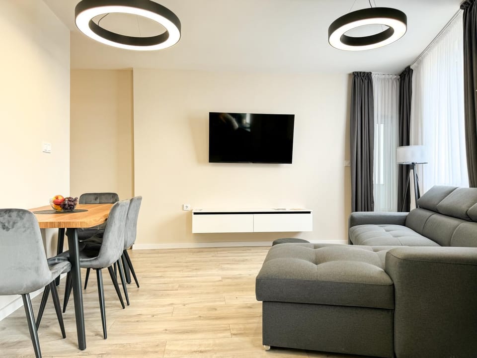 Communal lounge/ TV room, TV and multimedia, Living room, Seating area, Dining area, Evening entertainment