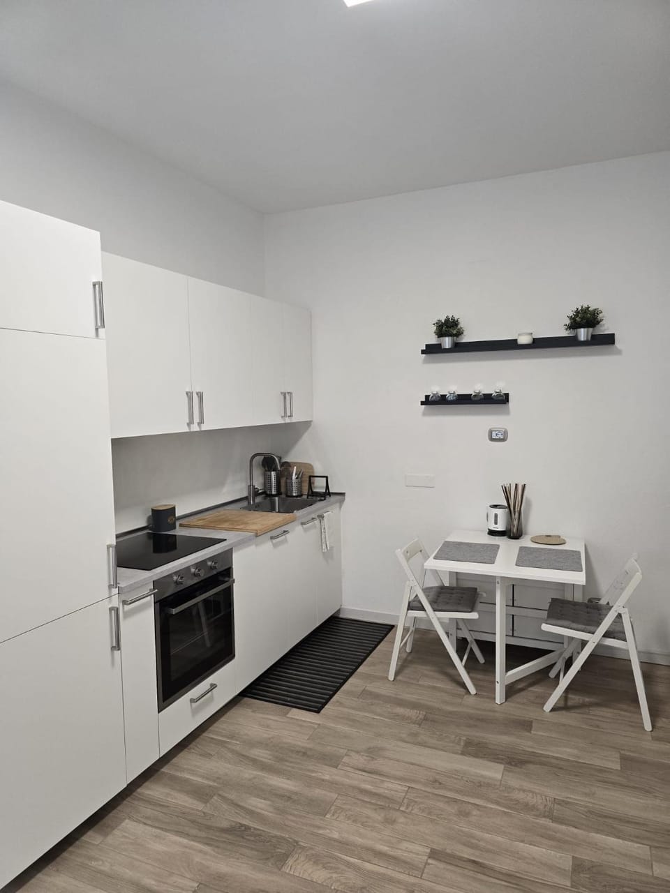 Kitchen or kitchenette, Dining area, oven