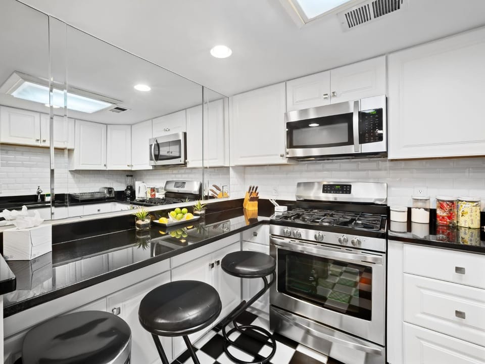 Coffee/tea facilities, Kitchen or kitchenette, oven, stove
