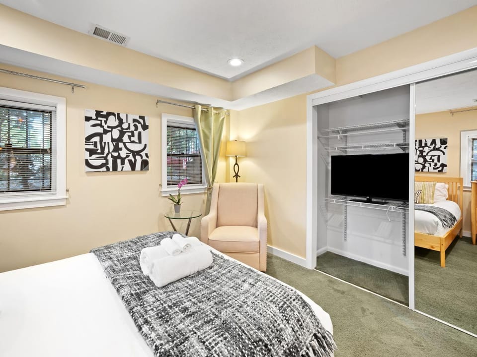 Bed, TV and multimedia, Bedroom