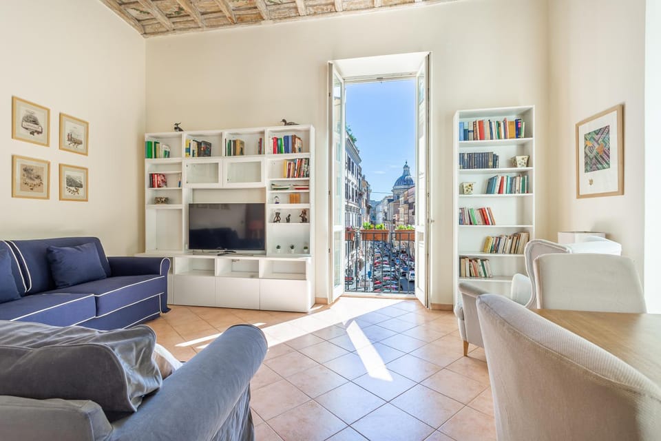 TV and multimedia, View (from property/room), Living room, Seating area, City view, Landmark view