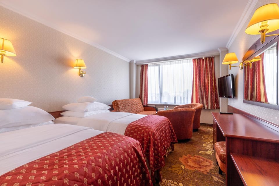 Bed, TV and multimedia, Seating area